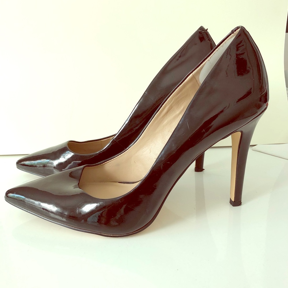 SAKS FIFTH AVENUE CLASSIC PATENT PUMP, Black